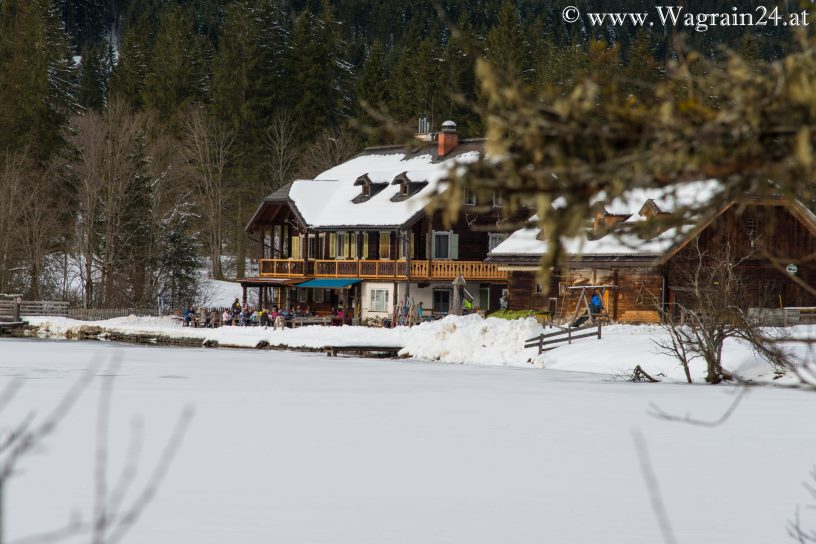 Blick zum Gasthof Jägersee im Winter